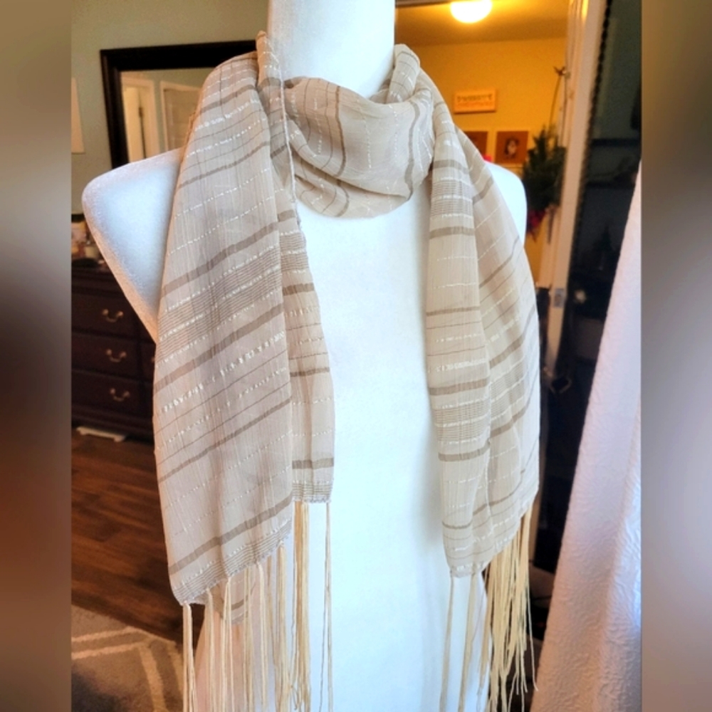 Versatile scarf/wrap